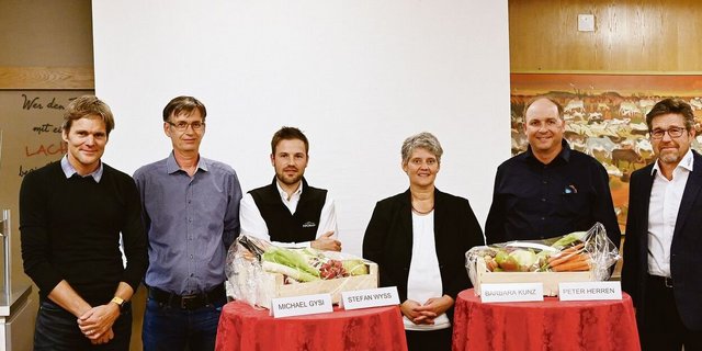 Sie alle (v. l. n. r.), Michael Gysi, Stefan Wyss, Moderator Matthias Rediger, Barbara Kunz, Peter Herren und Inforama-Standortleiter Martin Freund, der die Begrüssung vornahm, haben Krisen erlebt und werden es sicher wieder tun müssen. 