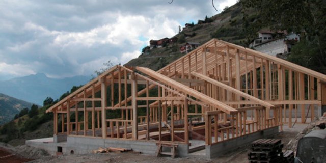 Laut Statistik gehen 40 Prozent der neu bebauten Flächen ausserhalb der Bauzonen in den letzen Jahren auf das Konto landwirtschaftlicher Gebäude. (Symbolbild BauZ)