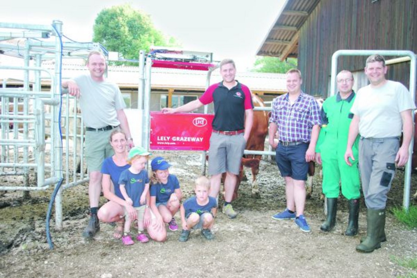 Betriebsleiter Peter und Doris Schmitz mit ihren Kindern, Marcel Schwager, Verkaufsleiter Lely Schweiz, Marc Grüter, Lely-Gebietsverkaufsleiter und die zwei Angestellten Gregor Czekanski und Ueli Strahm (v. l. n. r.). Auf dem Bild fehlt der dritte Angestellte Kurt Peter.