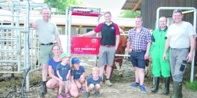 Betriebsleiter Peter und Doris Schmitz mit ihren Kindern, Marcel Schwager, Verkaufsleiter Lely Schweiz, Marc Grüter, Lely-Gebietsverkaufsleiter und die zwei Angestellten Gregor Czekanski und Ueli Strahm (v. l. n. r.). Auf dem Bild fehlt der dritte Angestellte Kurt Peter.