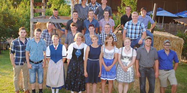 18 Landwirte und 5 Landwirtinnen sind stolz auf ihren Abschluss. (Bilder Michael Ruoss)