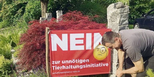 Mit gutem Beispiel voran: Urs Schneider montiert in Solothurn eigenhändig eine Fahne gegen die MTI.