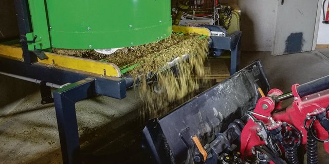 Ein Kratzboden löst die Siloballen von unten nach oben auf. Die Folie wird mit Nägeln festgehalten. (Bild Schuster)