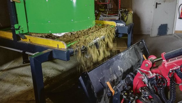 Ein Kratzboden löst die Siloballen von unten nach oben auf. Die Folie wird mit Nägeln festgehalten. (Bild Schuster)