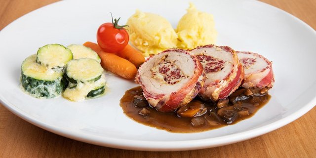 Appenzeller Braten mit brauner Zwiebel-Pilz-Rüeblisauce, Kartoffelstock und Ofen-Zucchetti. (Bild Ueli Christoffel/SRF)