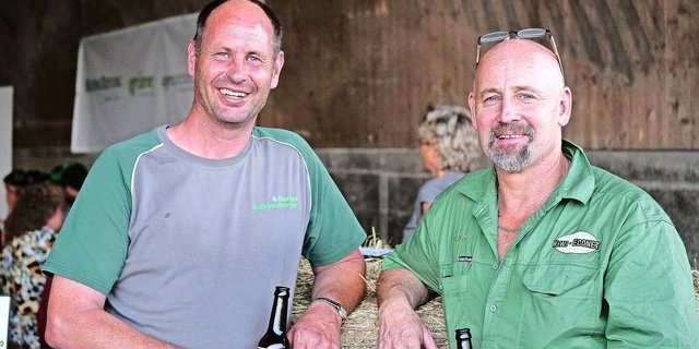 Urs Schneeberger (links) ist offen, neue Dinge auszuprobieren. Darum sagte er sofort zu, als es darum ging, das Rundballennetz aus Jutefasern in zwei seiner Ballenpressen zu testen.