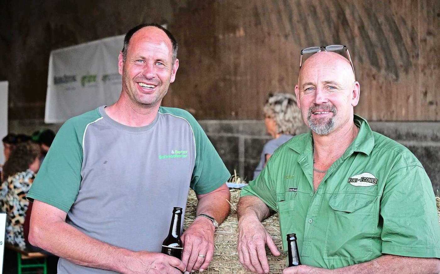 Urs Schneeberger (links) ist offen, neue Dinge auszuprobieren. Darum sagte er sofort zu, als es darum ging, das Rundballennetz aus Jutefasern in zwei seiner Ballenpressen zu testen.