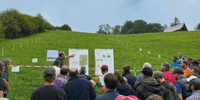 Olivier Huguenin von Agroscope informiert vor den Versuchsflächen in Sarnen über Ursachen und Bekämpfung der Borstenhirse. 