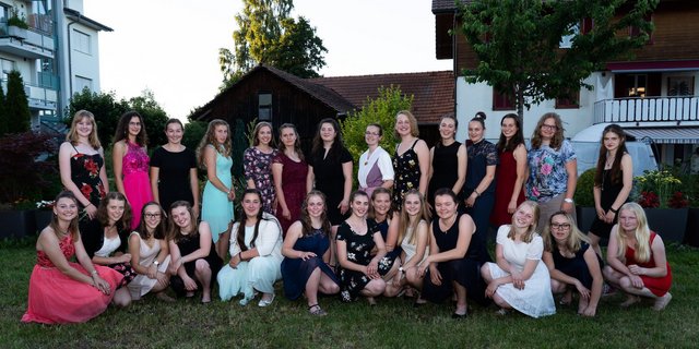 Die Abschlussklasse hat sich sichtlich hübsch gemacht und ihre schönen Kleider angezogen. (Bilder Stephan Wicki)