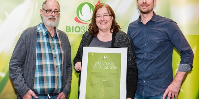 Im Rahmen der DV erhielt die Firma Hosberg (v.l. Alfred, Esther und Jonas Reinhard) für ihr Projekt «Henne & Hahn». (Bild Bio Suisse)