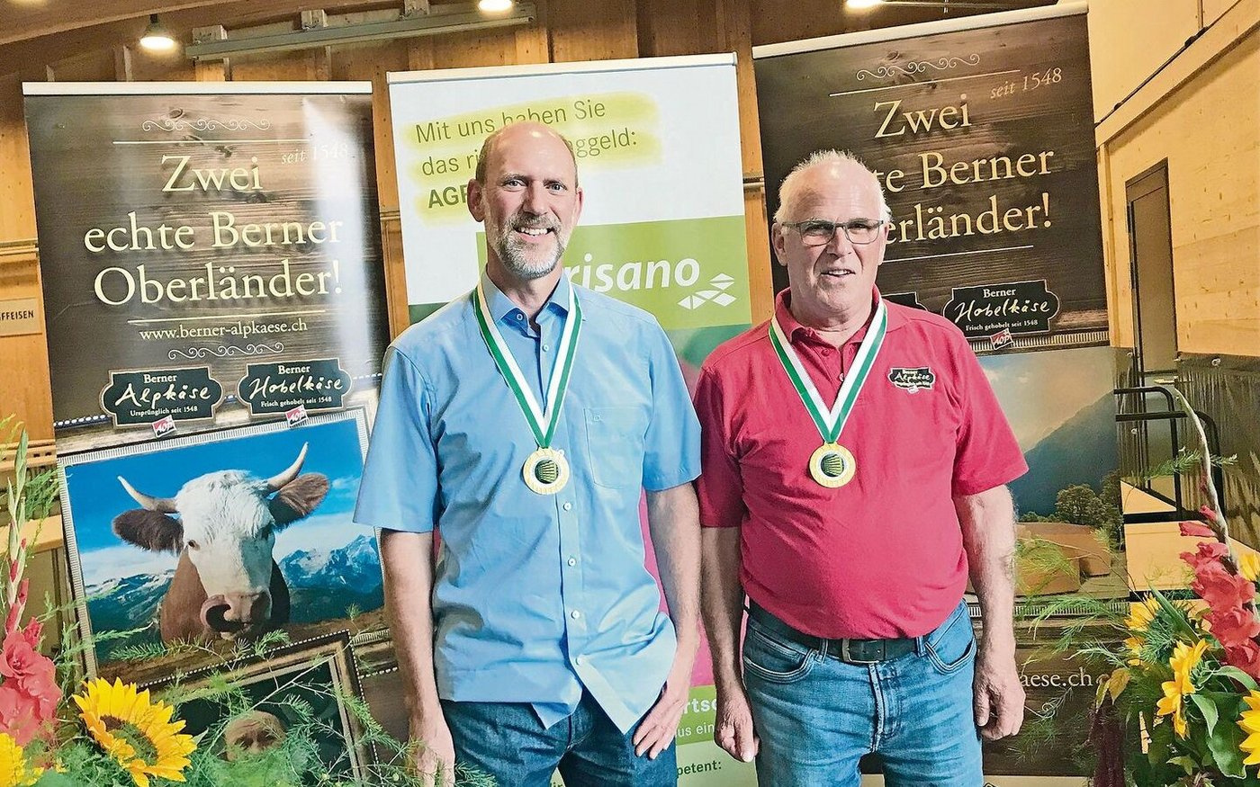 Gery (links) und Peter Ryter, Alp Mittelbach, Saanen, verbuchten bei den Berner Alpkäsemeisterschaften einen Doppelsieg. Sie holten in den Kategorien Hobelkäse und Coeur des Alpes die Goldmedaille. Auch in anderen Kantonen kommt ihr Käse an. An der Olma-Alpkäseprämierung gewann ihr Hobelkäse ebenfalls Gold.  