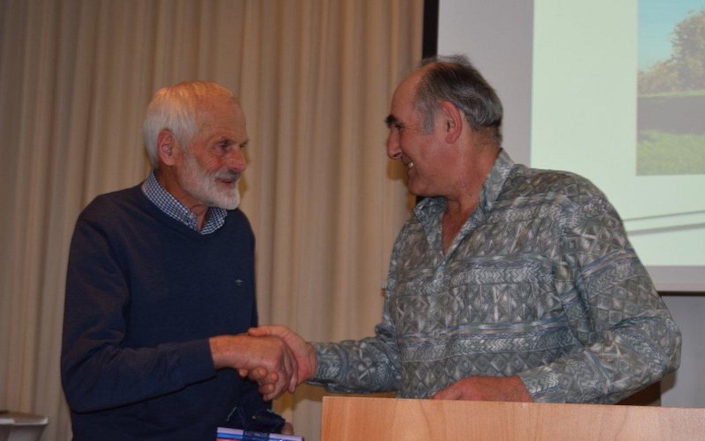 Guido Schildknecht (links) wird von seinem Nachfolger Ernst Peter verabschiedet. (Bilder Stefanie Giger)