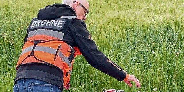 Sie leisten wichtige Arbeit für Natur und Landwirtschaft: ein Drohnenpilot beim Einsatz auf dem Feld.