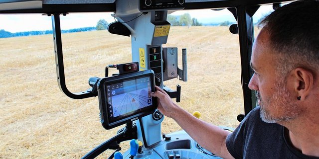 Die Bewirtschaftung des 32 Hektar grossen Betriebs in Lyssach bewältigen Hansueli und Sonja Wittwer mit modernster Technik. Ohne wäre es für sie nicht mehr vorstellbar, wie sie sagen.