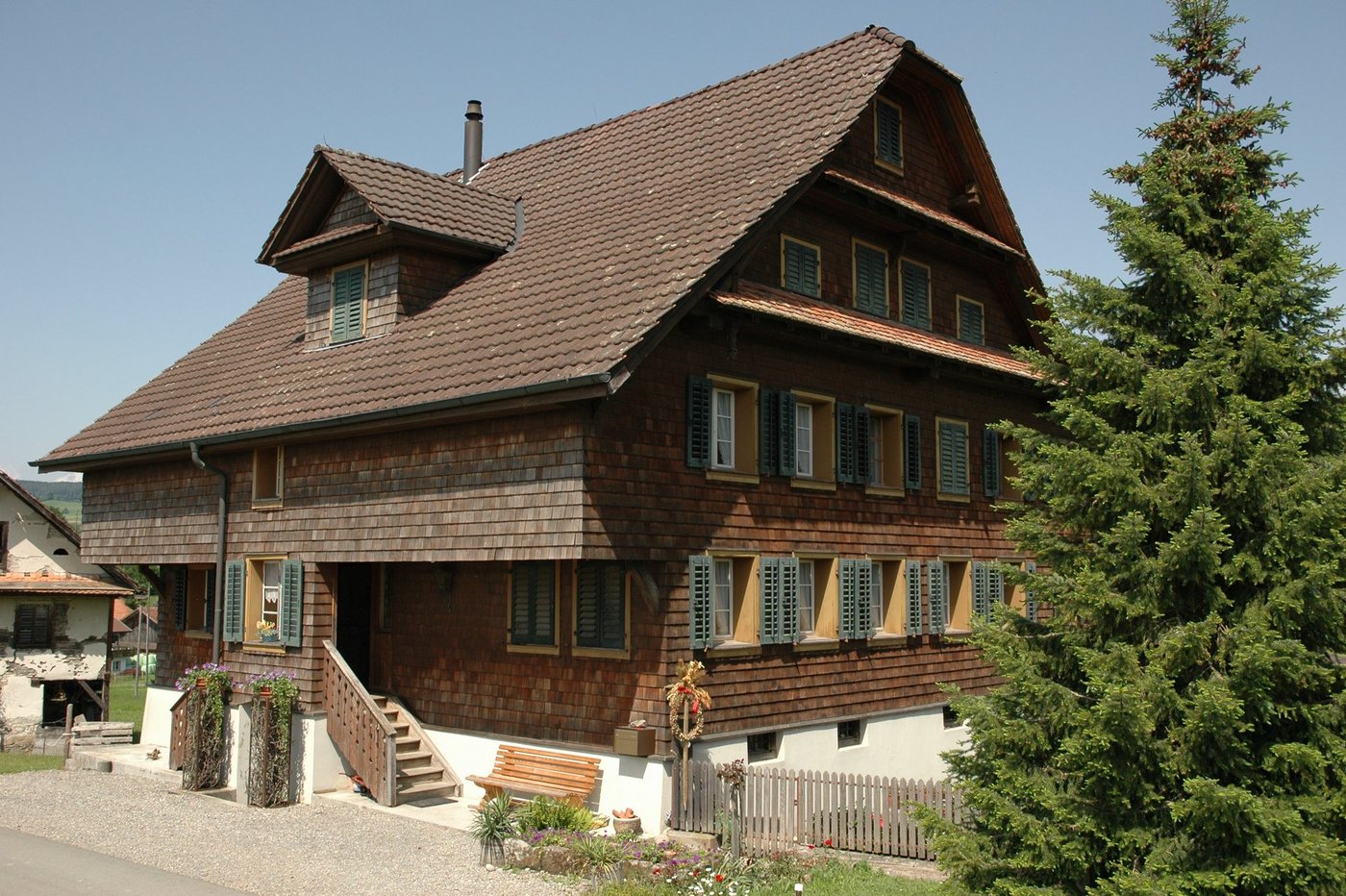 Grosse Bauernhäuser bieten oft viel Platz für ein Agrotouristisches Angebot, wenn es denn erlaubt wird. (Bild zVg)