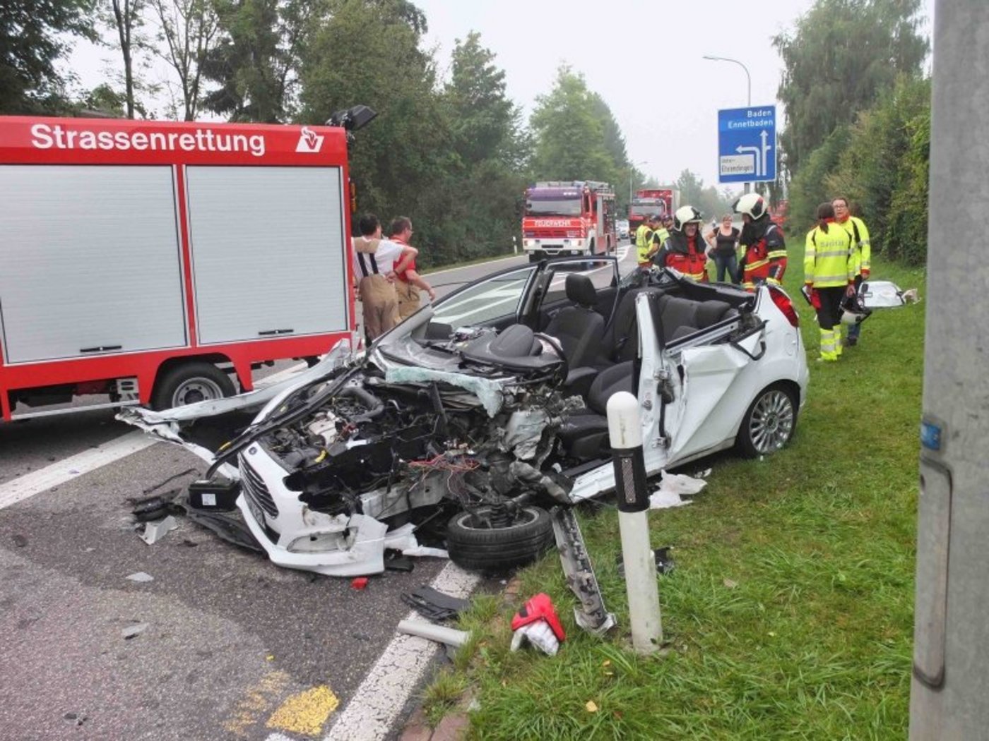 Die Fahrerin wurde mit Schnittverletzungen sowie mit Verdacht auf Beckenverletzungen ins Spital gebracht. Die beiden Rinder, die sich im Viehanhänger befanden, blieben unverletzt. (Bild Kapo AG)