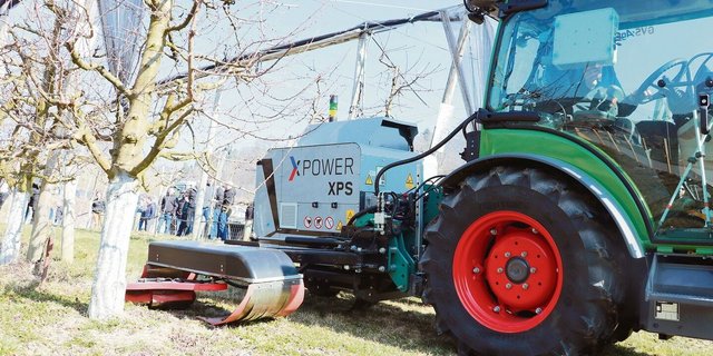 Mit Strom gegen Unkraut: Via Landi Sursee ist «X-Power» als Dienstleistung diese Saison im Obst- und Weinbau erhältlich. Am LZ Liebegg wurde die Maschine vorgeführt.