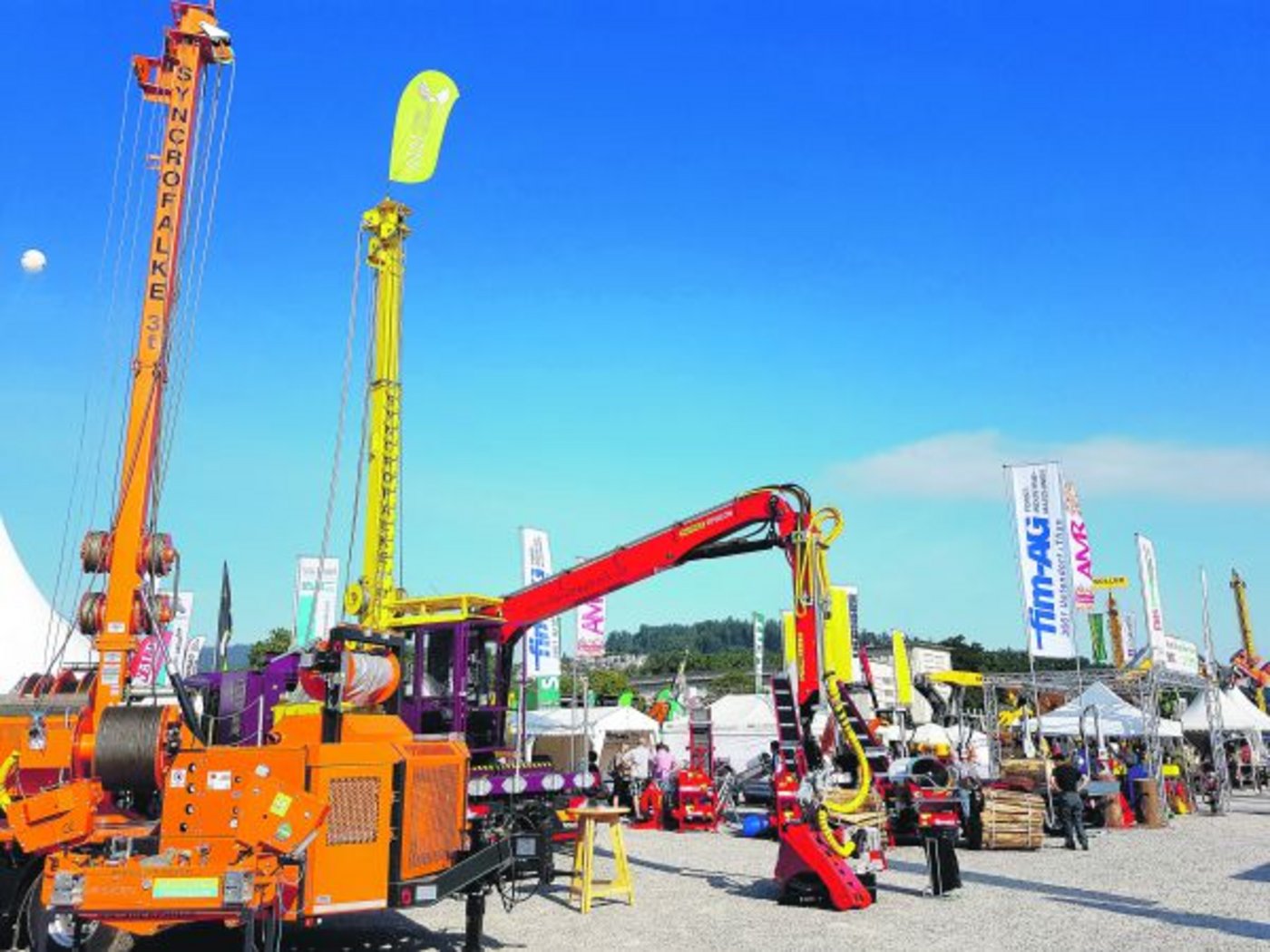 Die zahlreichen Aussteller bieten für alle Herausforderungen in der Waldbewirtschaftung die passenden Maschinen und Geräte an.  (Bild Beat Schmid)