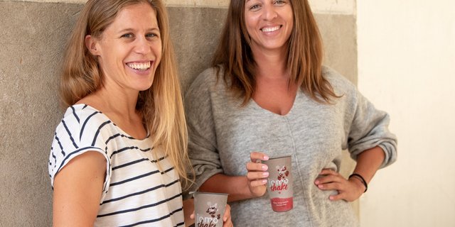 Doris Erne und Janice Spiess wollen mit ihren Shakes einen Beitrag gegen Foodwaste leisten. (Bild Andreas Eberhard)