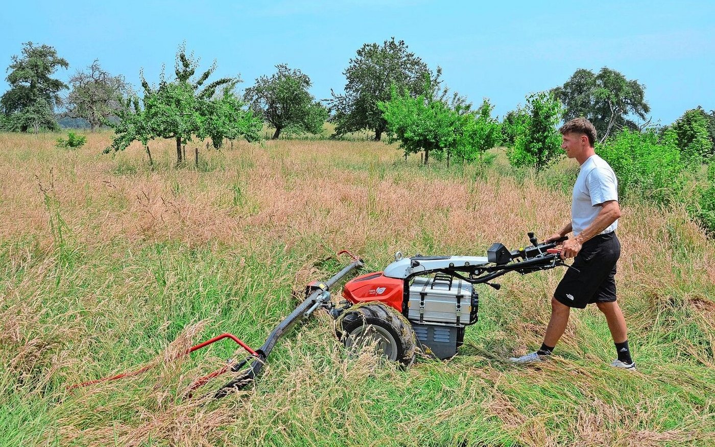 Mit 3,1 m Arbeitsbreite mäht Thomas Küpfer mit dem Abei CC 140e grössere Flächen. Unter dem Holm sind die Akkupacks mit Zugriemen befestigt.