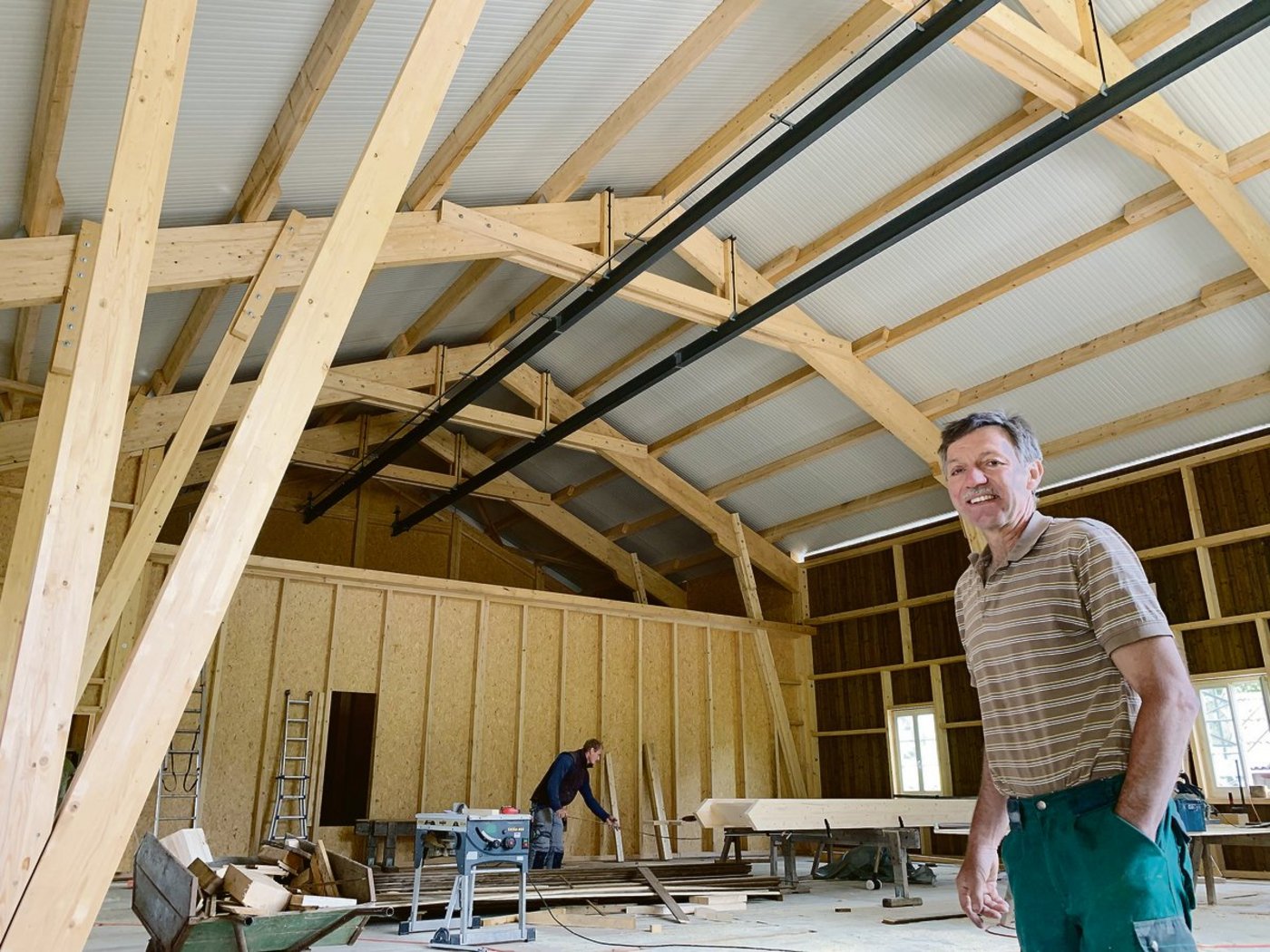 Für Waldbesitzer und Landwirt Leonz Schmidlin, Krumbach ob Geuensee, war immer klar, dass die neue Scheune mit Holz – und zwar Schweizer Holz – gebaut wird. (Bild Josef Scherer)