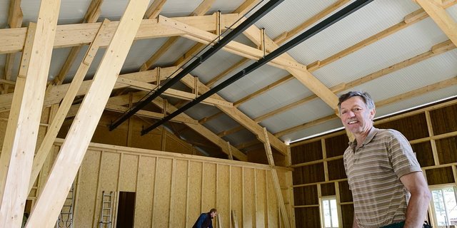 Für Waldbesitzer und Landwirt Leonz Schmidlin, Krumbach ob Geuensee, war immer klar, dass die neue Scheune mit Holz – und zwar Schweizer Holz – gebaut wird. (Bild Josef Scherer)