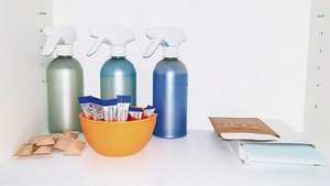 Beschränkt man sich auf wenige Universalreinigungsmittel, hat man plötzlich wieder viel Platz im Putzschrank.