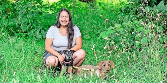 Sabrina Bloch mit ihren beiden Hunden: Enya (schwarz), ein Westfalenterrier, den sie auch jagdlich führt, und Orsino, ein Rauhaardackel.