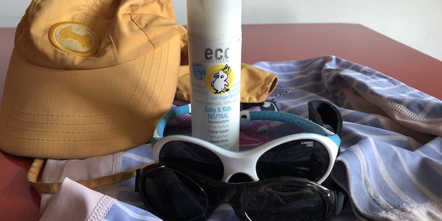 Kinderhaut ist empfindlicher auf Sonnenlicht, deshalb sind Sonnenhüetli, Sonnenbrille, Sonnencreme und Schutzkleider zum Baden unerlässlich. (Bild Esther Thalmann)