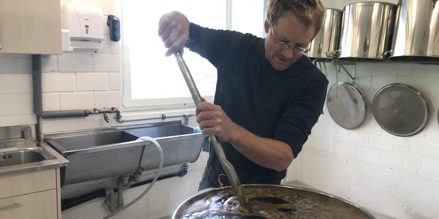 Im selbst eingerichteten Brauraum macht Jost-Xaver Bussmann das «Menzberg-Bier». Die Anlagen hat er grösstenteils selber gebaut. (Bild Franziska Jurt)