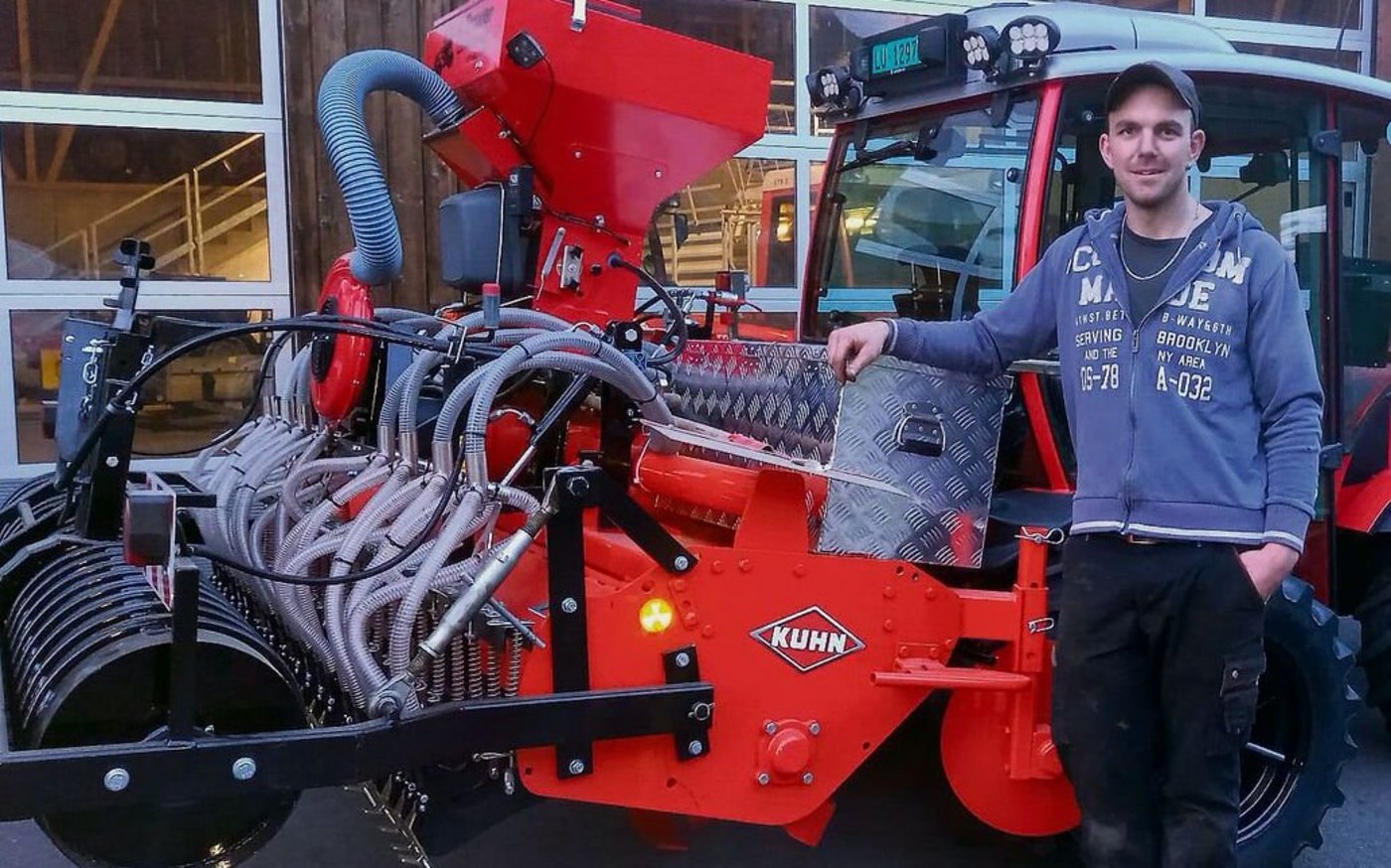 Lohnunternehmer André Troxler hat sich auf Wiesenverbesserungen am Hang spezialisiert. 