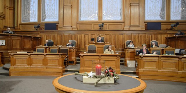 Am Tag nach dem ersten Advent beginnt in Bern die Wintersession. Dass die Stimmung neben den Dekorationen rein vorweihnächtlich sein wird, ist eher zu bezweifeln. (Bild Parlamentsdienste 3003 Bern)