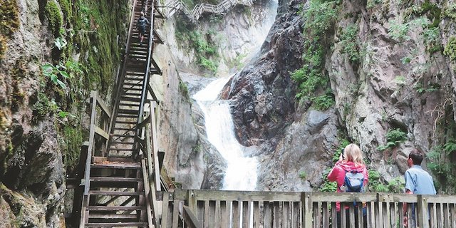 Nur etwas für schwindelfreie Personen: Gorges du Durnand im Wallis. (Bild Hajo Degen/AT Verlag)