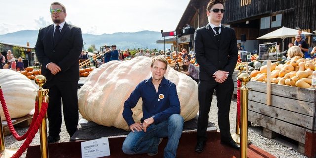 Beni Meier vor seinem Riesenkürbis