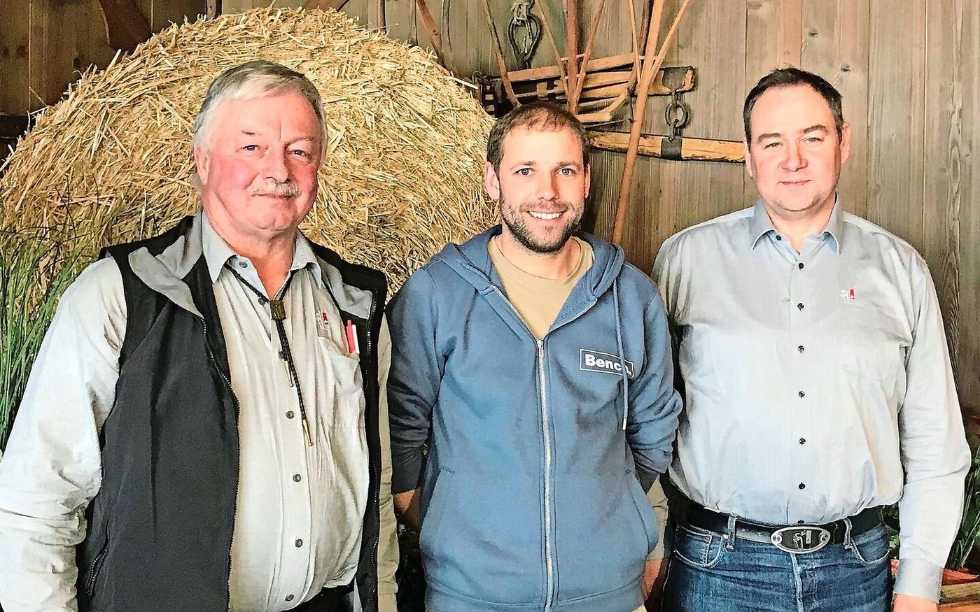 Pius Eggerschwiler  mit seinem Nachfolger André Schmid aus Flühli und Mathias Gerber, Präsident von Mutterkuh Schweiz (v. l.).  