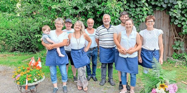 Ein fröhliches und starkes Team sorgt für den 1. August-Brunch. Bettina Müller (2. v. r.) und hinter ihr Partner Benjamin Tschirky. 