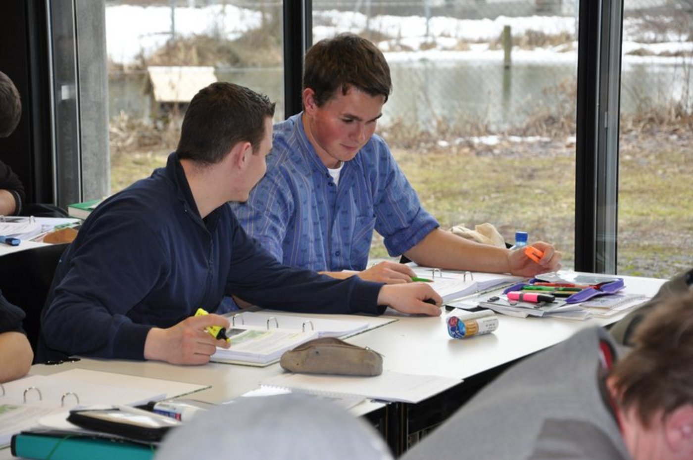 Schüler der Landwirtschaftlichen Grundbildung am Inforama Rütti lösen eine Aufgabe. (Bild zVg)
