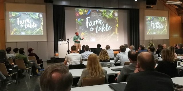 Der Moderator Réginald Bien-Aimé verkündet, dass der Konsumententrend vom Feld auf den Tisch anhält. (Bild sbu)