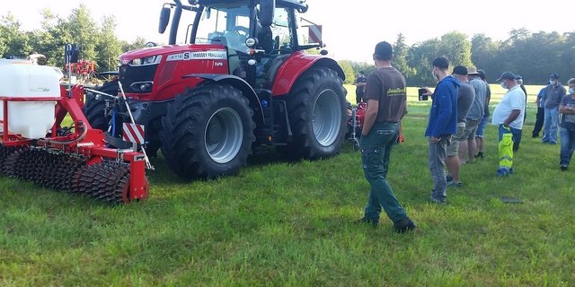 Die Tiefenlockerung beim Grasland interessiert die Landwirte. Bei verdichteten Böden kann die Ertragseinbusse um 20 Prozent reduziert werden. Bild: Grangeneuve