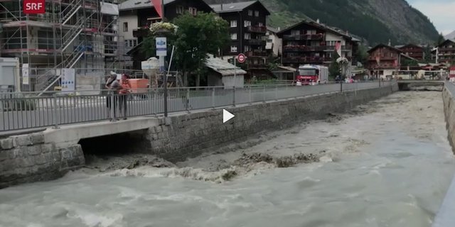 Im Dorf war die Feuerwehr im Einsatz, und die Brücken über den Triftbach seien gesperrt worden.  (Bild Screenshot SRF News)