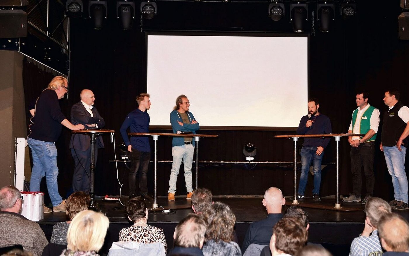 Ein spannendes Podium: Gesprächsleiter Dominik Flammer, die Gastronomen Marco Heinzer, Christian Vogel und David Debuyser, die Landwirte Michael Reichmuth und Christian Bruhin sowie Berufsfischer Andreas Braschler (v. l.).
