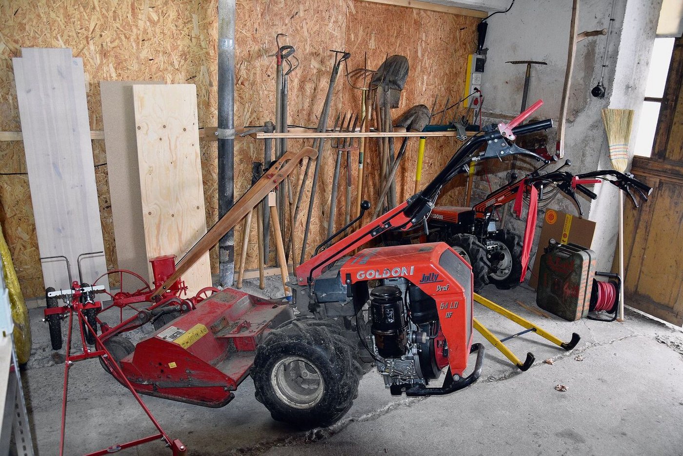 Für die Bodenbearbeitung stehen zwei Einachser und Geräte für die Handarbeit bereit.