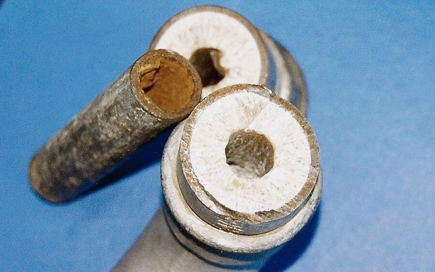 Ist der Mineralien-Gehalt des Grundwassers hoch, lagern sich Kalzium-Moleküle in Form von Kalk in den Wasserleitungen ab. Der Wasserfluss wird so gebremst und kommt irgendwann ganz zum Erliegen.   