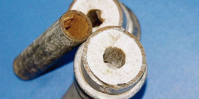 Ist der Mineralien-Gehalt des Grundwassers hoch, lagern sich Kalzium-Moleküle in Form von Kalk in den Wasserleitungen ab. Der Wasserfluss wird so gebremst und kommt irgendwann ganz zum Erliegen.   