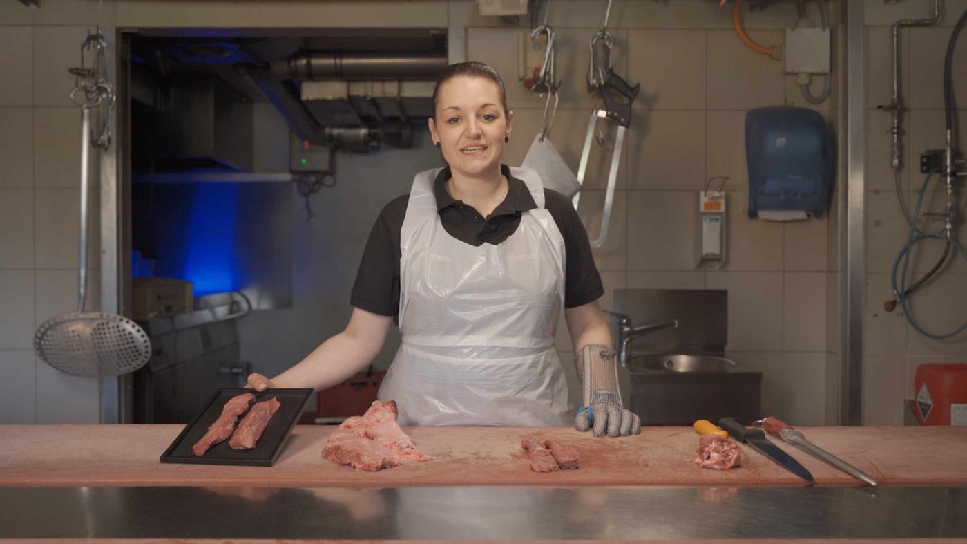 Claudia Jaun zeigt in den Videos, wie die Stücke fachmännisch geschnitten werden. (Bild zVg)