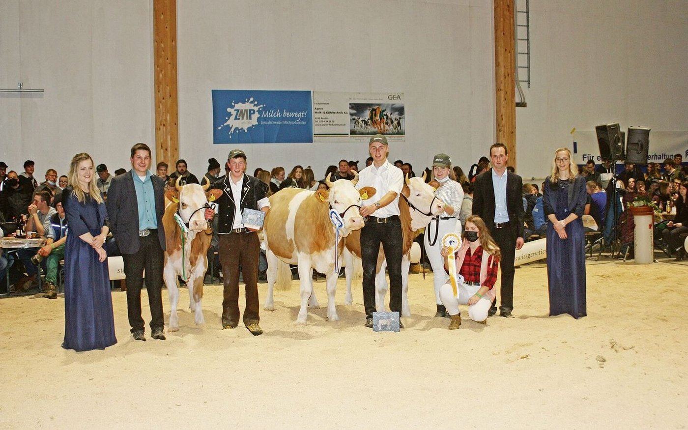 Das Podest bei den Simmental mit der Siegerin Mirk Malta von Michael Christen in der Mitte.
