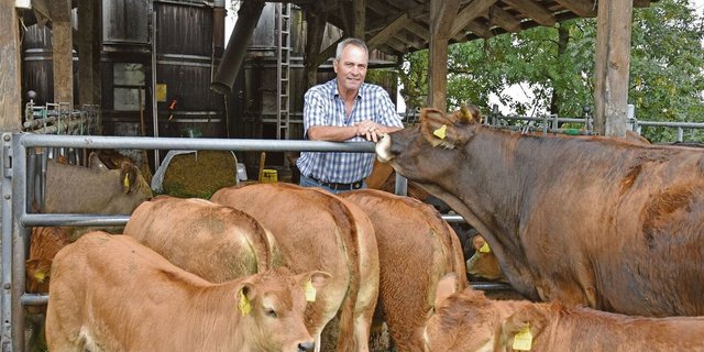 Im Herzen ist Martin Schlup Landwirt geblieben. Neben dem Ackerbau ist auch die Mutterkuhhaltung ein wichtiger Betriebszweig auf seinem Betrieb auf dem Schüpberg. 