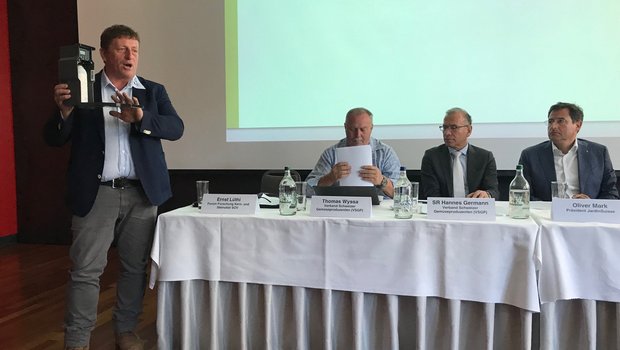 Obstproduzent Ernst Lüthi präsentiert vor den Medien eine Pheromonfalle zur biologischen Bekämpfung von Schadinsekten. Rechts im Bild Thomas Wyssa, Hannes Germann und Oliver Mark (v.l). (Bild akr)