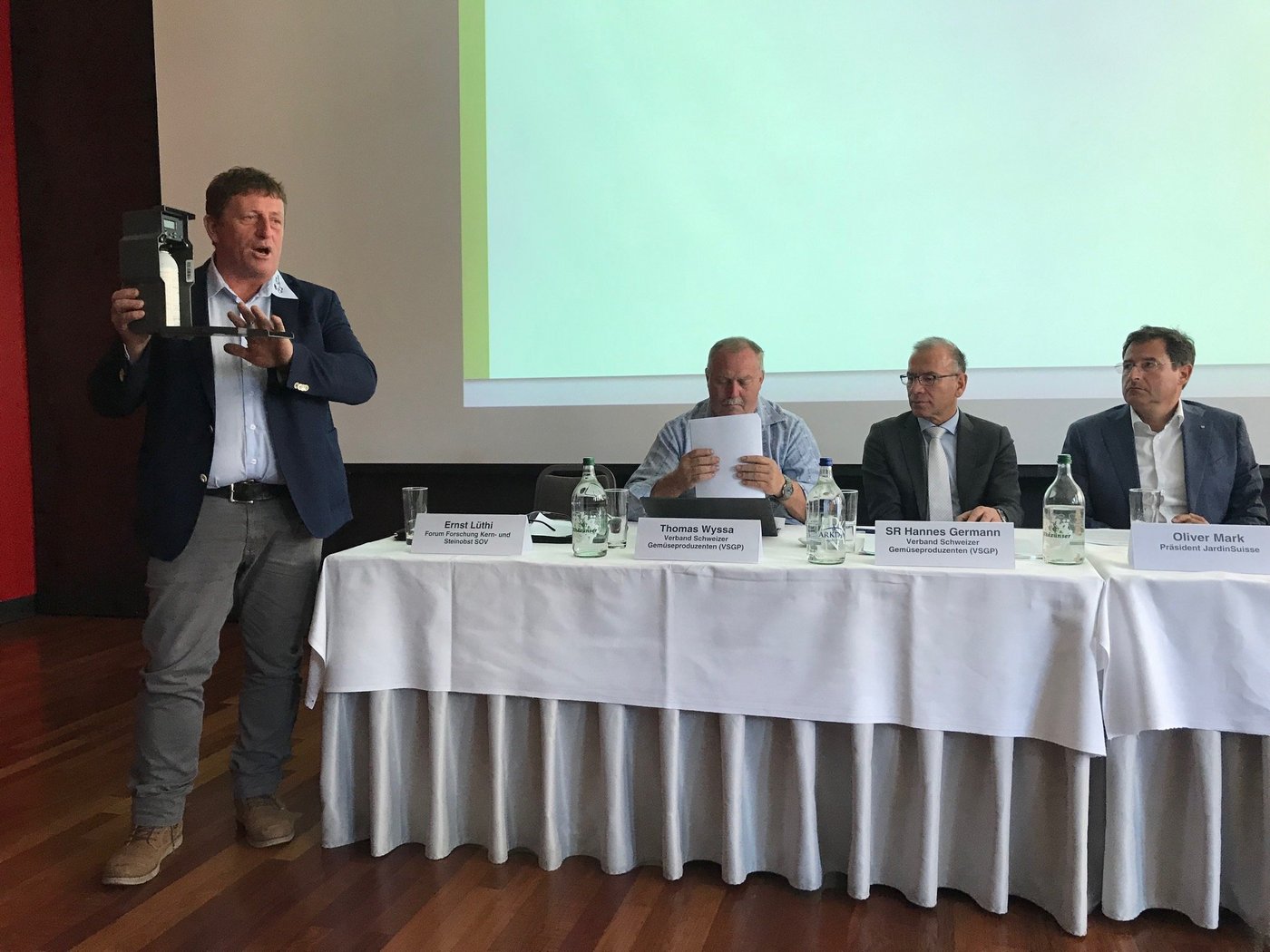 Obstproduzent Ernst Lüthi präsentiert vor den Medien eine Pheromonfalle zur biologischen Bekämpfung von Schadinsekten. Rechts im Bild Thomas Wyssa, Hannes Germann und Oliver Mark (v.l). (Bild akr)