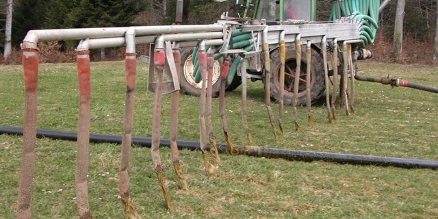 Schleppschlauchverteiler weisen im Vergleich zu Breitverteilern eine hohe Verteilgenauigkeit auf und vermindern Ammoniakemissionen durch die   Ablage der Gülle effektiv. (Bild: BauZ)